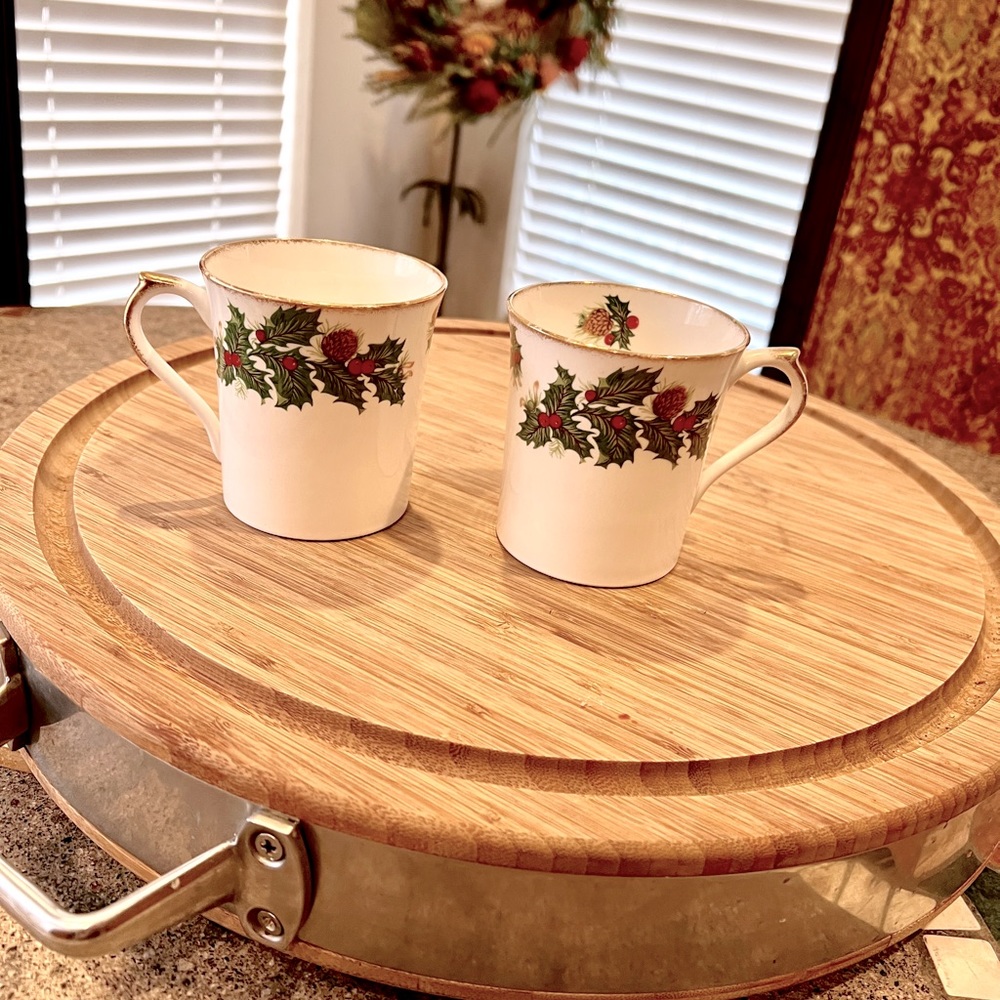 Rosina Queens Yuletide Mugs Cups Bone China England Coffee Tea Mugs Christmas